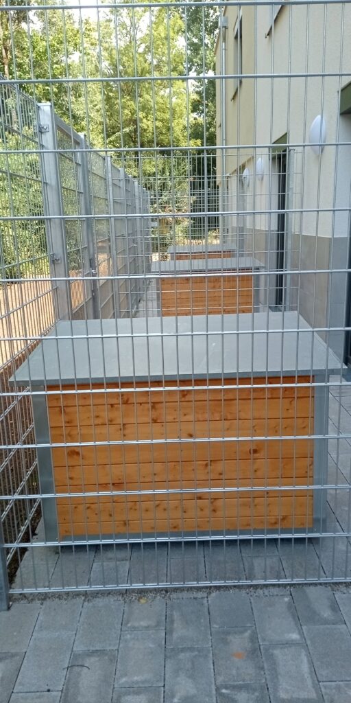 Die Stadt Schorndorf eröffnete Ende Juli die neue Unterkunft. Hier wurden neben 30 Einzelzimmern auch 5 Räume für Personen mit Hund geschaffen.